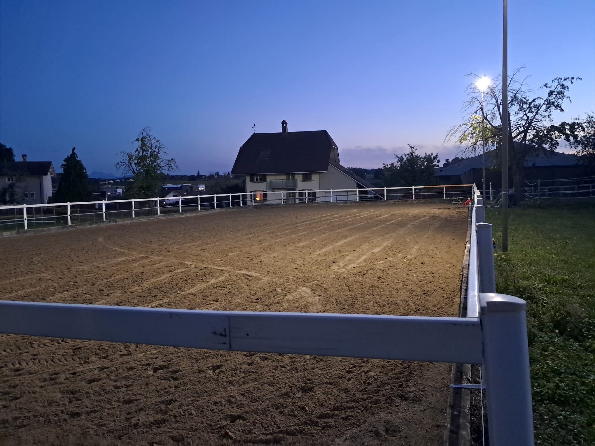 Reitplatz in der Abenddämmerung