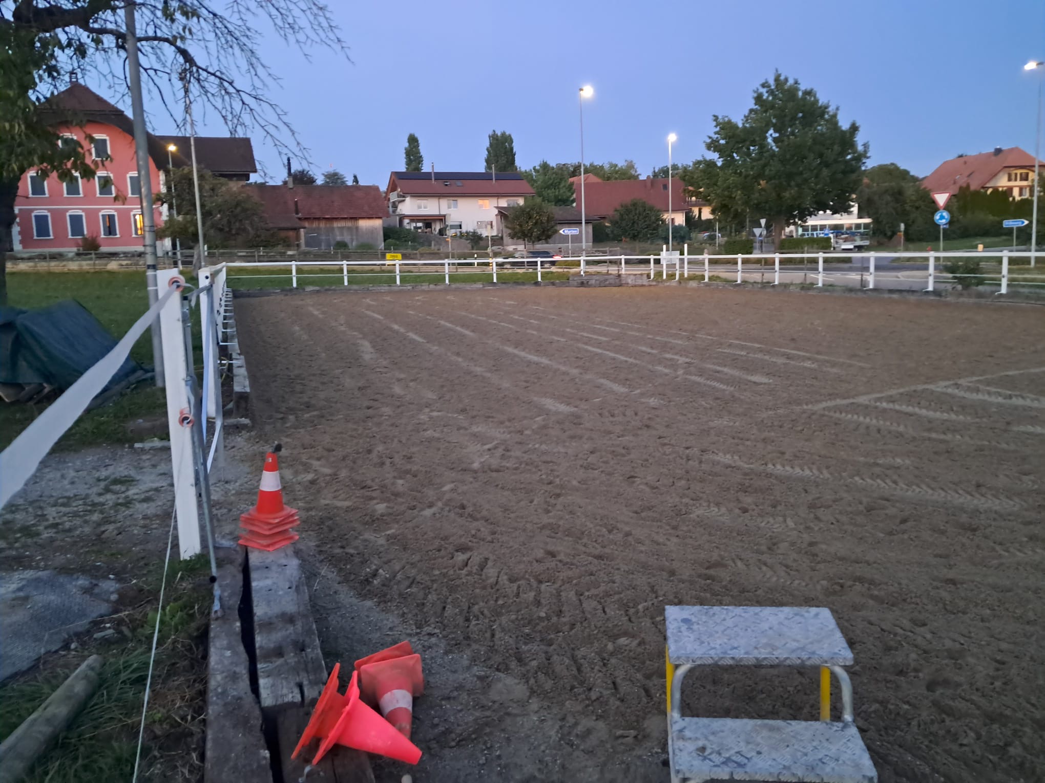 Reitplatz mit Trainingsmaterial