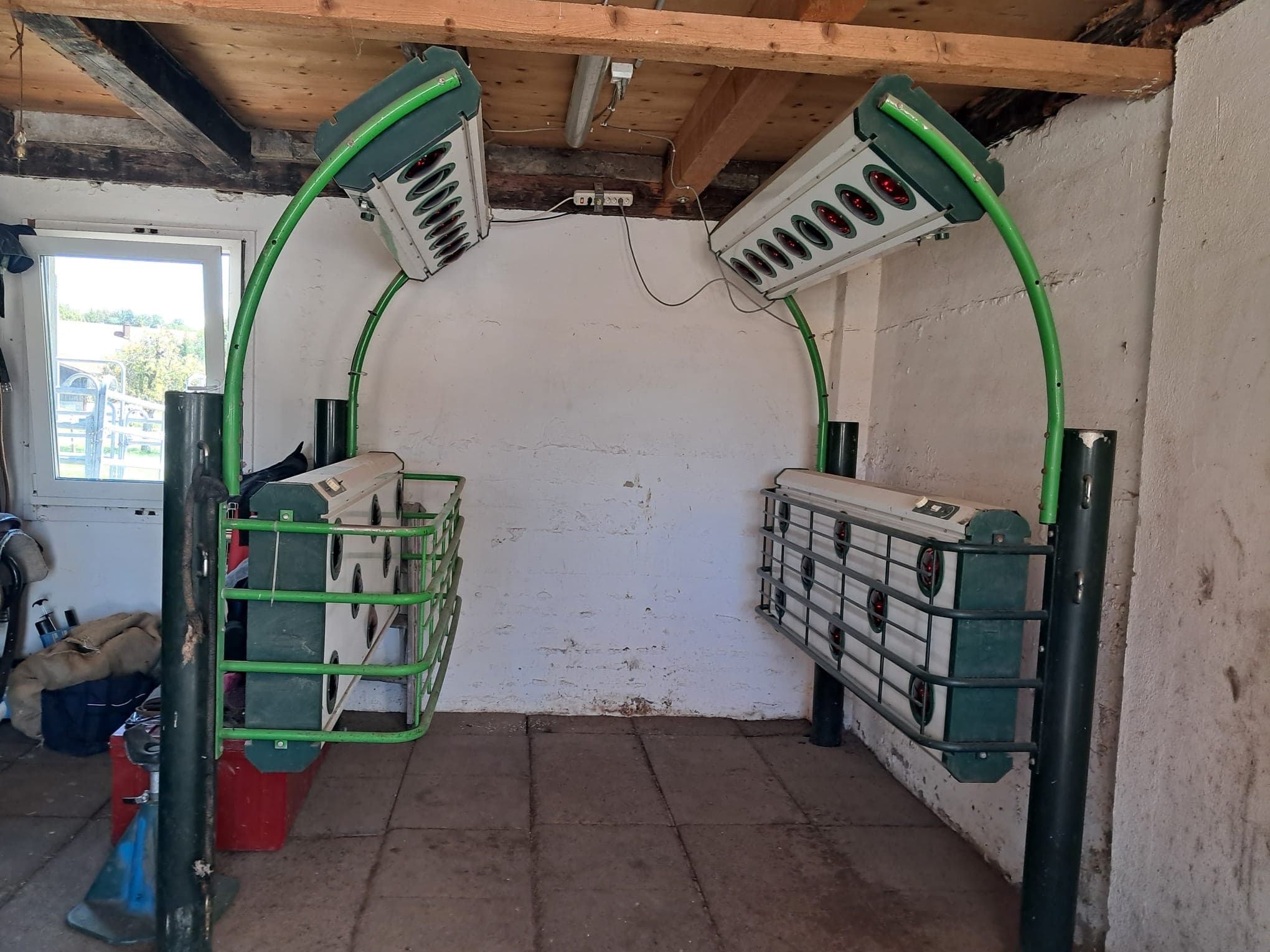 Solarium mit Infrarotstrahlern im Stall